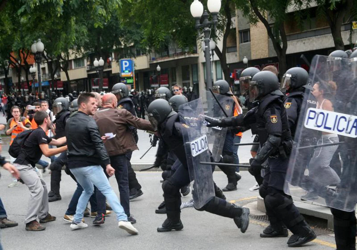 Agentes de la Policía Nacional durante el referéndum del 1-O en Cataluña