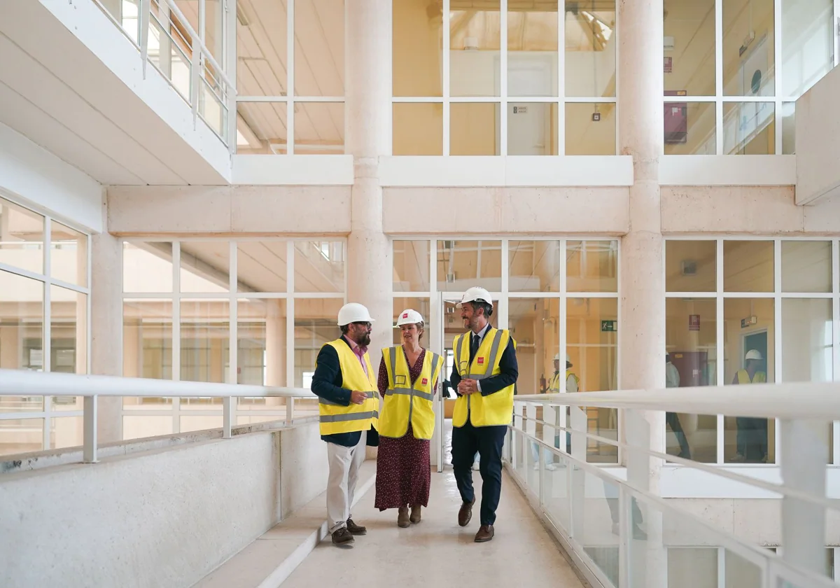 Interior del edificio de La Cantueña, en Fuenlabrada, que la Comunidad está habilitando como centro de acogida de menores inmigrantes. Los consejeros de Presidencia y Asuntos Sociales, durante su visita