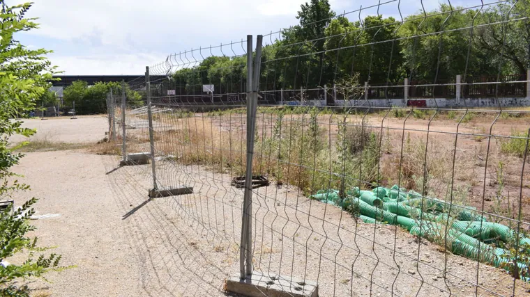 Vallado del espacio del patio en el que está proyectado el nuevo edificio de talleres de FP del IES Juan Bosco de Alcázar de San Juan