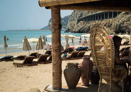 La cala secreta cerca de Barcelona con un chiringuito con vistas al mar: dónde está y cómo llegar