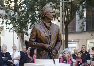 Antonio Gala ya mira para siempre al Gran Teatro de Córdoba en su monumento