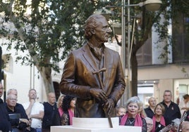 Antonio Gala ya mira para siempre al Gran Teatro de Córdoba en su monumento