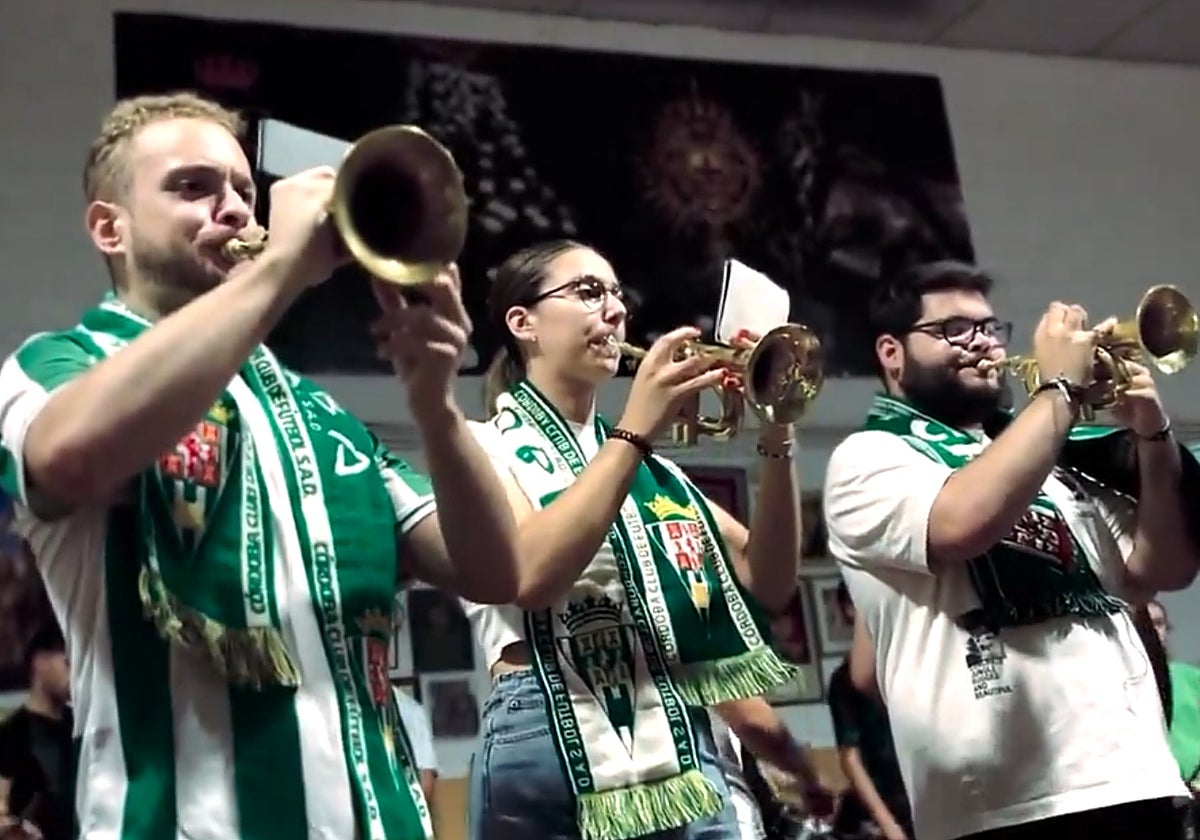 Los componentes de la agrupación musical interpretan el himno del Córdoba CF