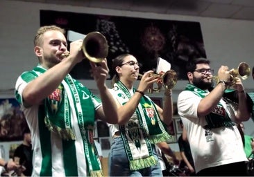 La agrupación del Cristo de Gracia anima el play off con su versión del himno del Córdoba CF