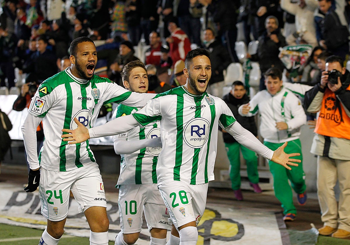 Florin Andone celebra un gol con el Córdoba en Segunda División