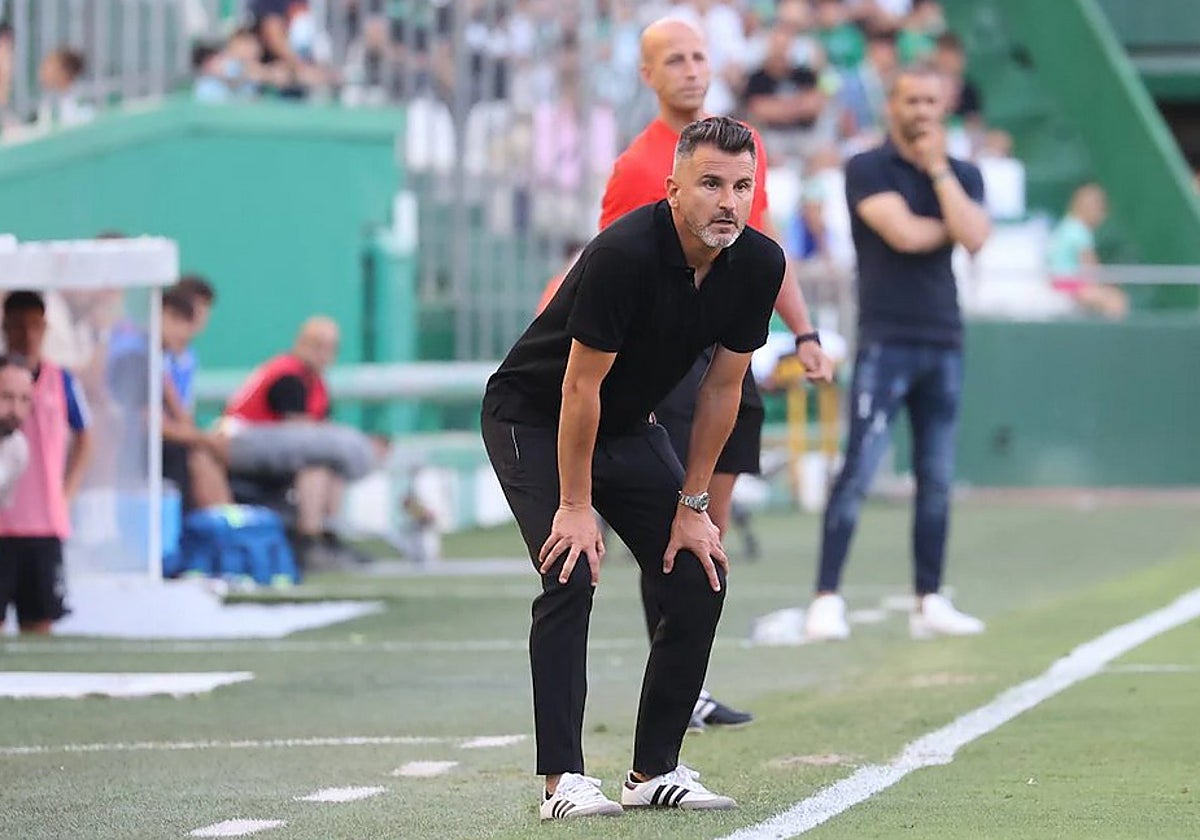 Iván Ania en el banquillo del Córdoba durante el partido ante la Ponferradina en El Arcángel