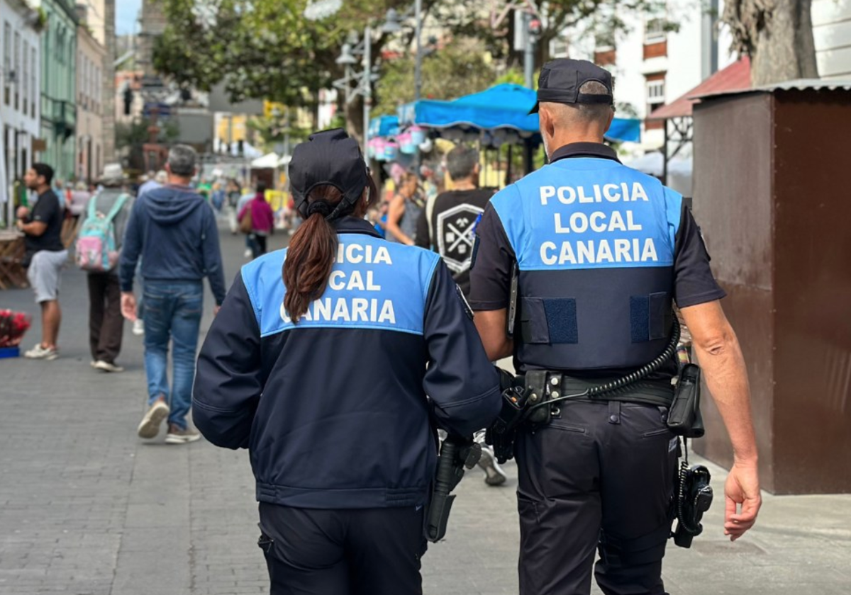 Agentes uniformados de la Policía Local de La Laguna en foto de archivo