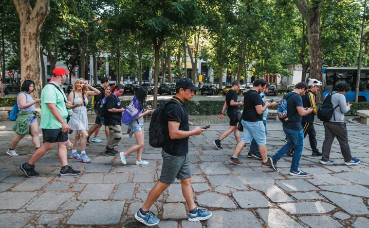 Imagen principal - Una quincena de entrenadores capturan Pokémon entre la estación de Atocha y el Museo del Prado