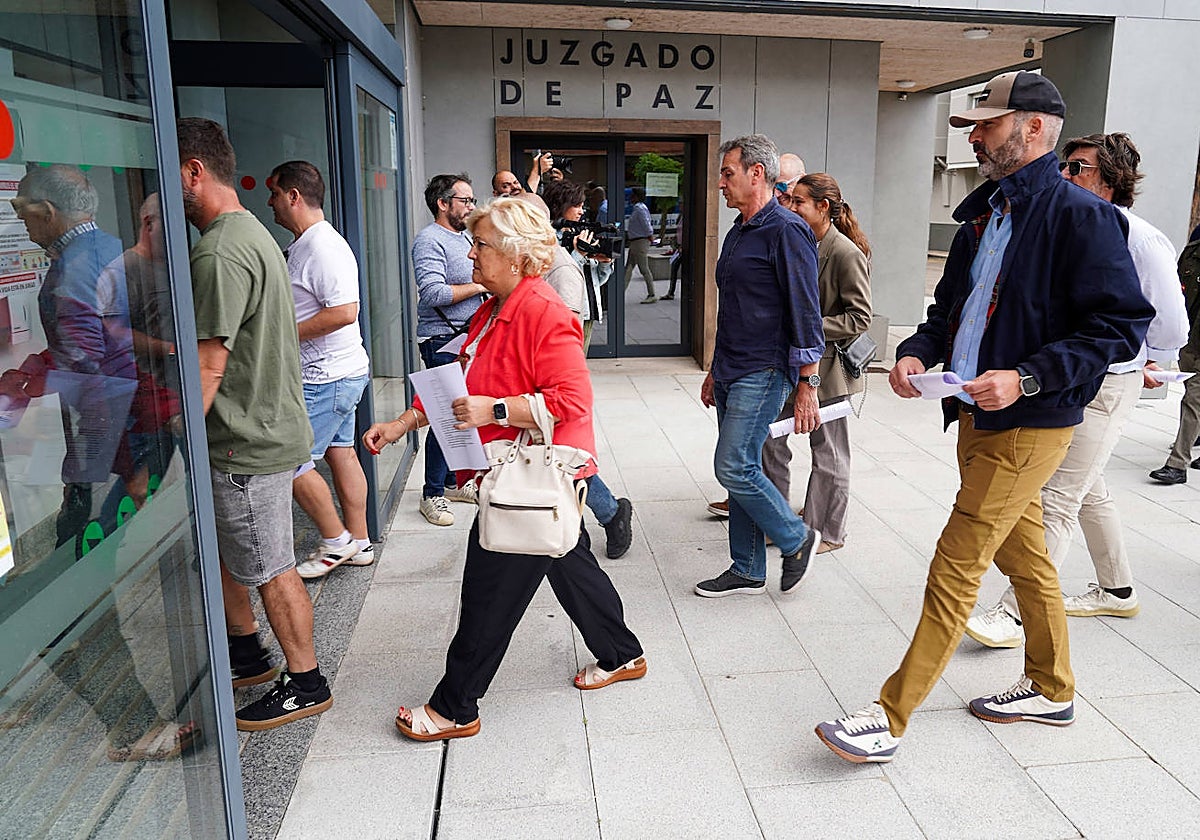 Varias decenas de vecinos de Villaquilambre, presentan una denuncia contra el Chalet del Pozo SL y la Asociación San Juan de Dios en el ayuntamiento del municipio leonés