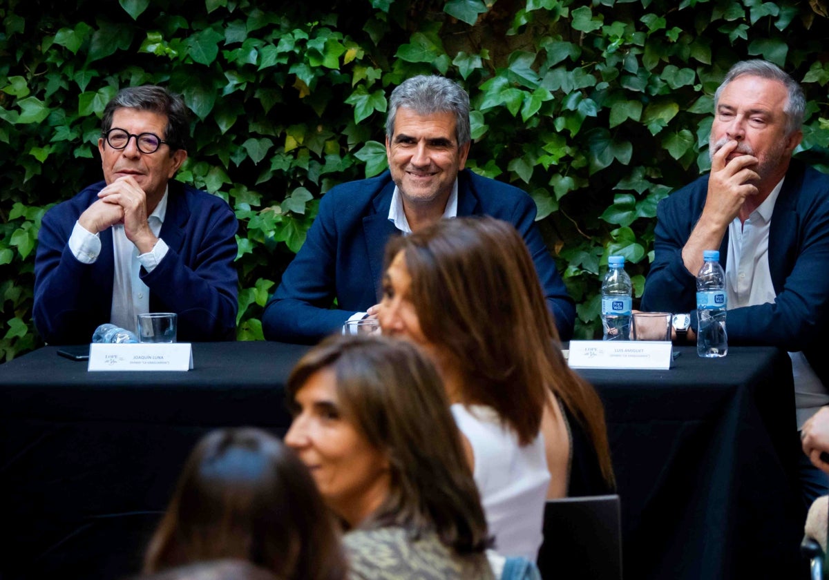 El oftalmólogo Pablo Díaz Couchoud flanqueado por los periodistas Joaquín Luna y Luis Amiguet en la presentación del libro