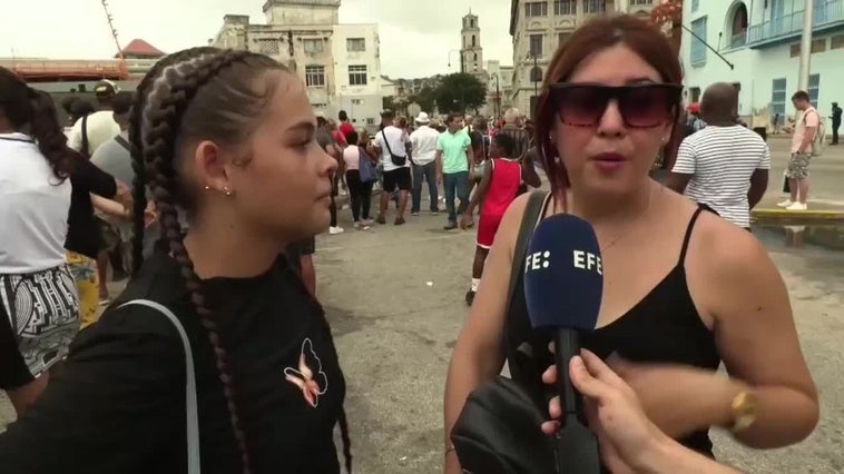 Los cubanos hacen largas filas para ver la flotilla naval rusa en La Habana