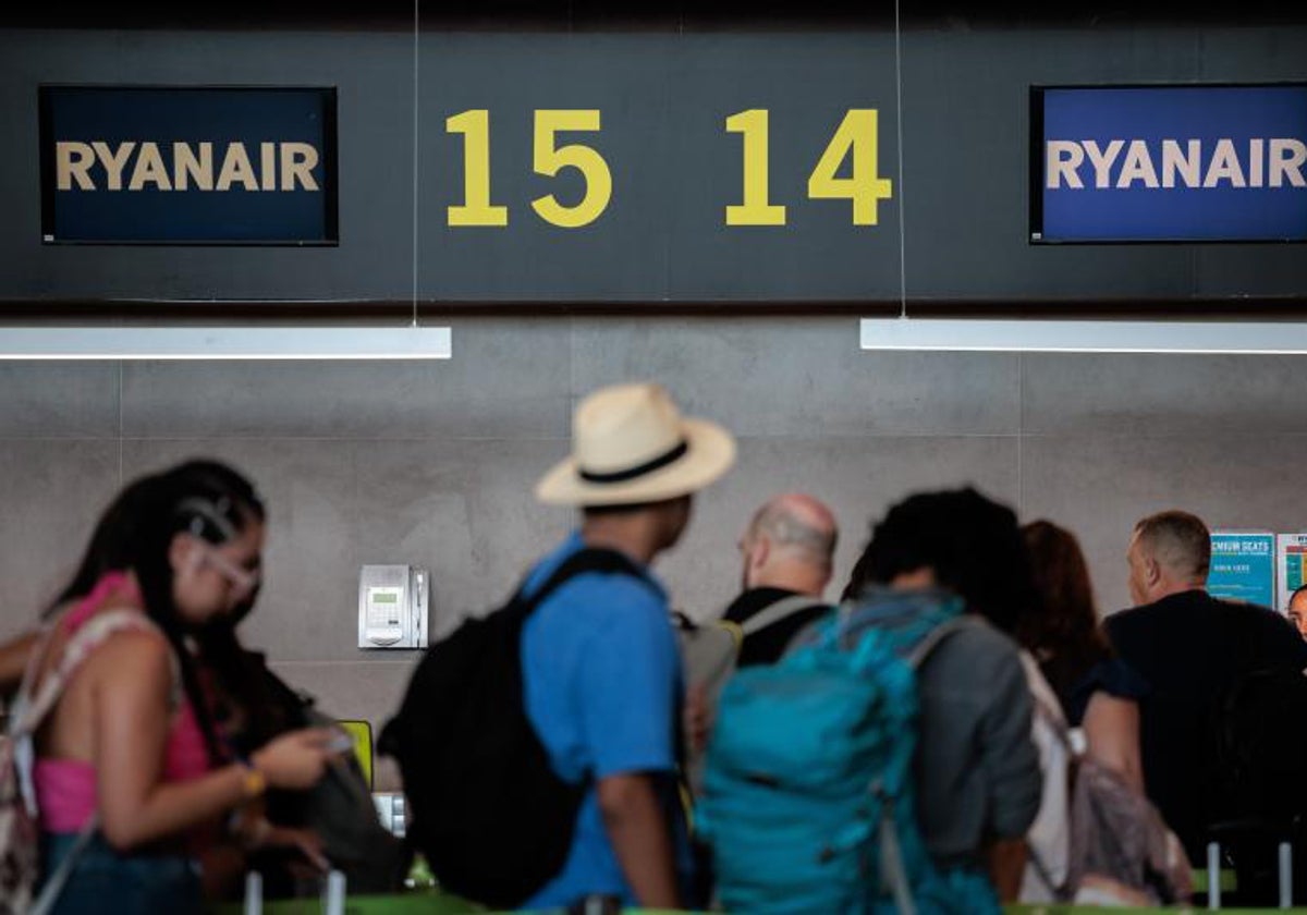 Turistas hacen cola en un mostrador de la aerolínea Ryanair en el aeropuerto de Manises (Valencia)