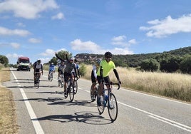 Una veintena de ciclistas pedalea hasta Madrid por la reapertura del Tren Directo