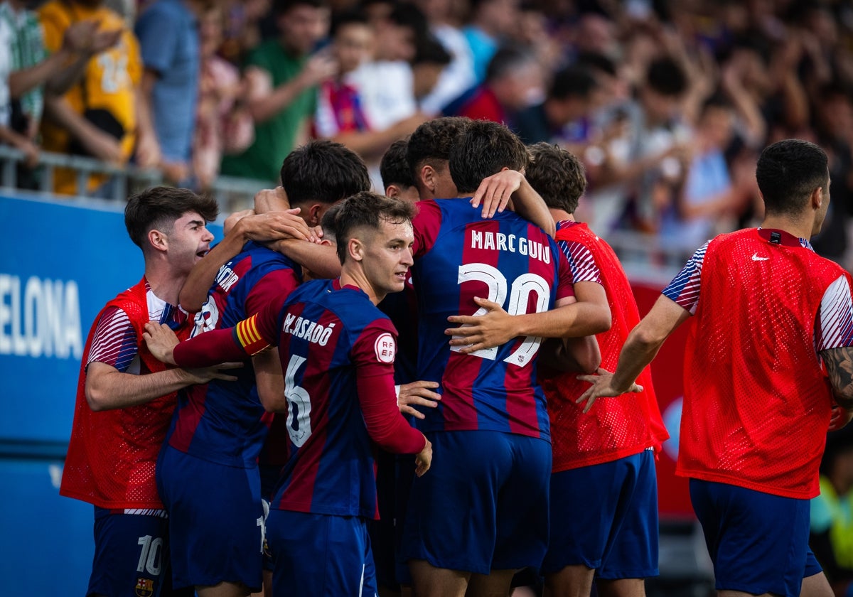 La plantilla del Barcelona B celebra un gol en su estadio esta temporada