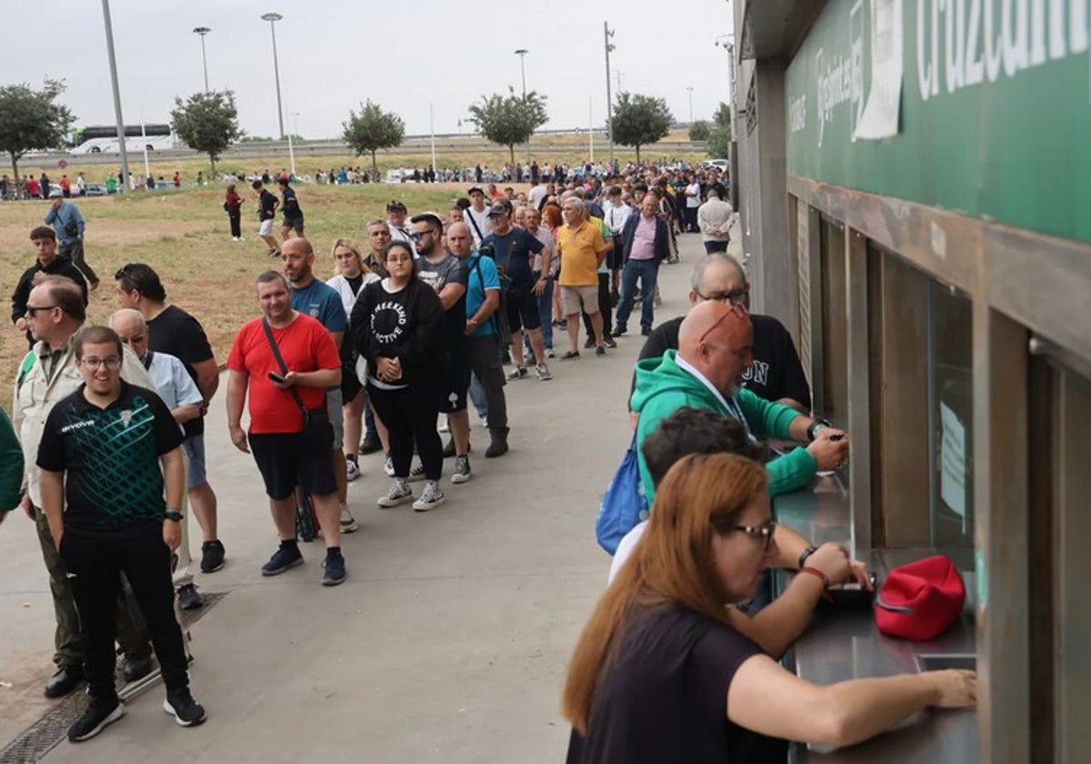 Los aficionados del Córdoba compran sus entradas en las taquillas de El Arcángel