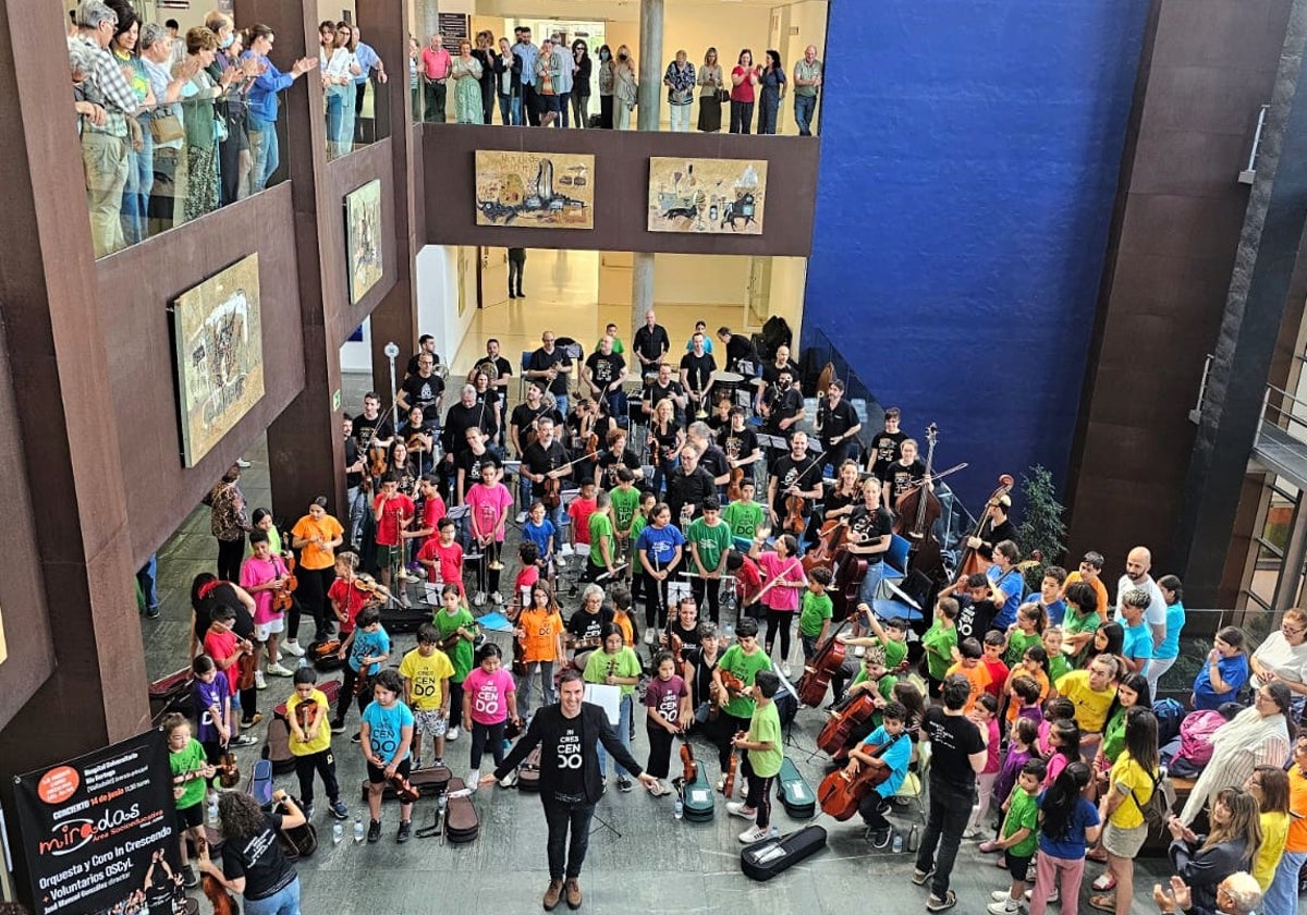 Niños de 'In Crescendo' y músicos de la Orquesta Sinfónica de Castilla y León en el Hospital Río Hortega de Valladolid