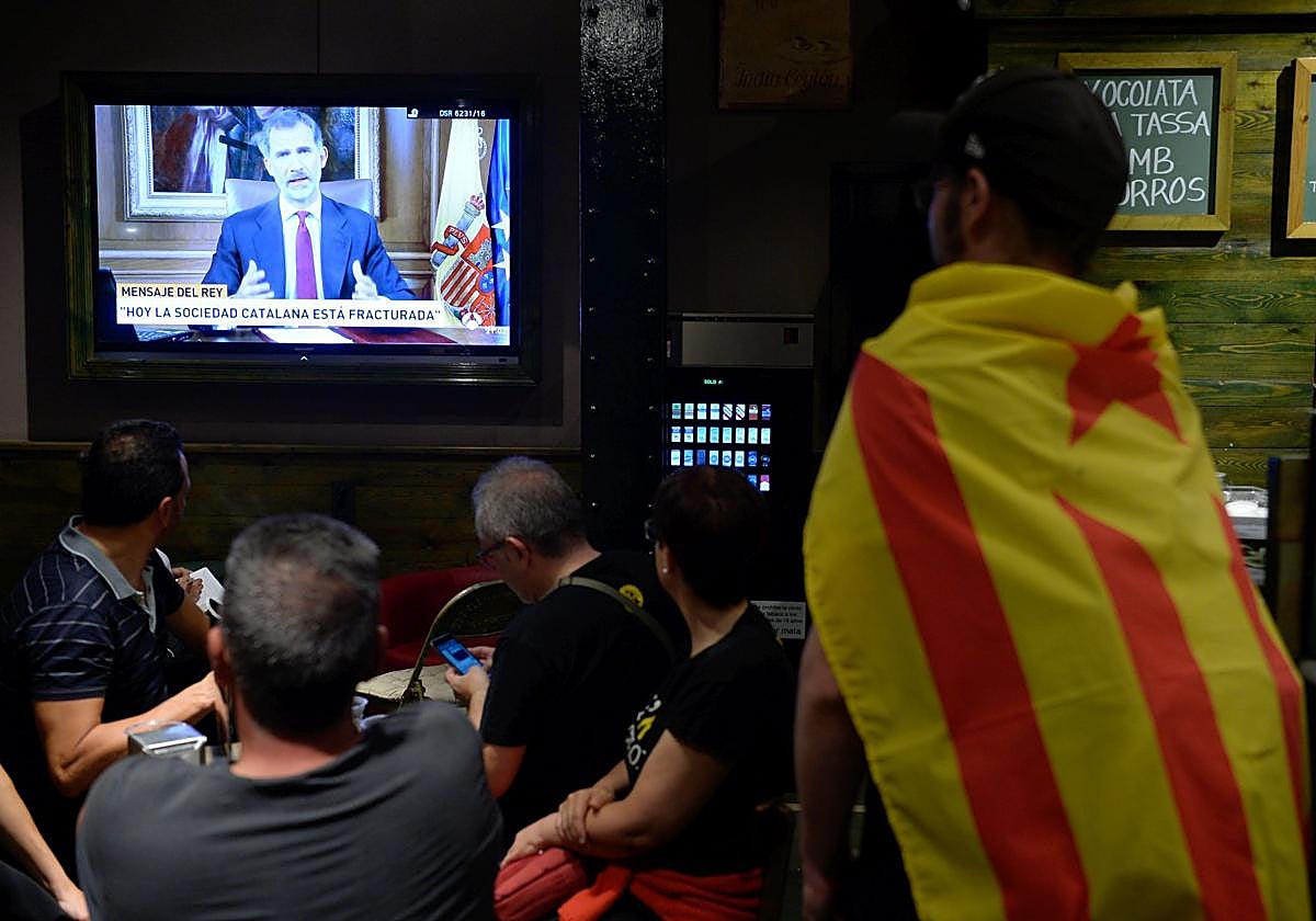 Independentistas siguen el discurso del Rey por televisión