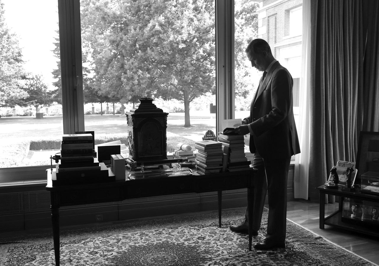 Los jardines de la Zarzuela, como telón de fondo al otro lado de los ventanales del lugar de trabajo de Don Felipe