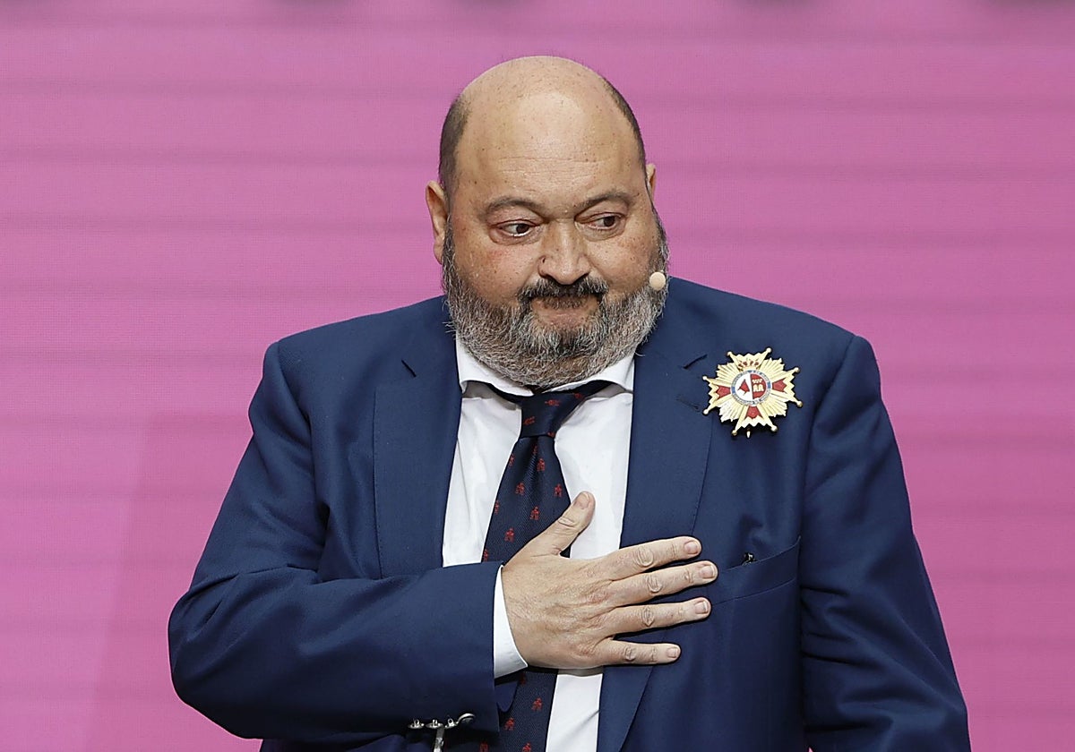 El periodista Constantino Mediavilla, el pasado mayo, tras recibir la Gran Cruz de la Orden del Dos de Mayo