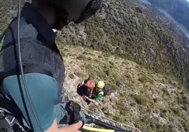 La Guardia Civil rescata a un joven senderista perdido en un barranco de difícil acceso en la provincia de Málaga