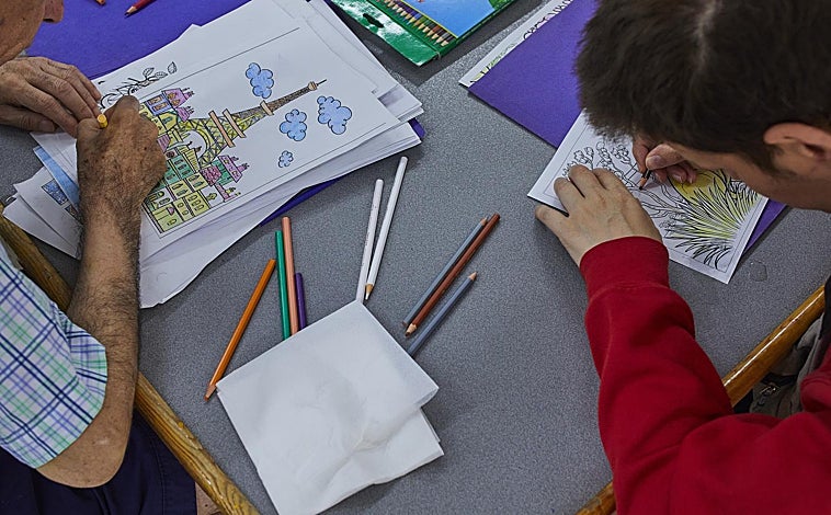 Imagen principal - Arriba, taller de pintura. Abajo, perspectiva del archivo y 'El Grito' de Munch según Augusto