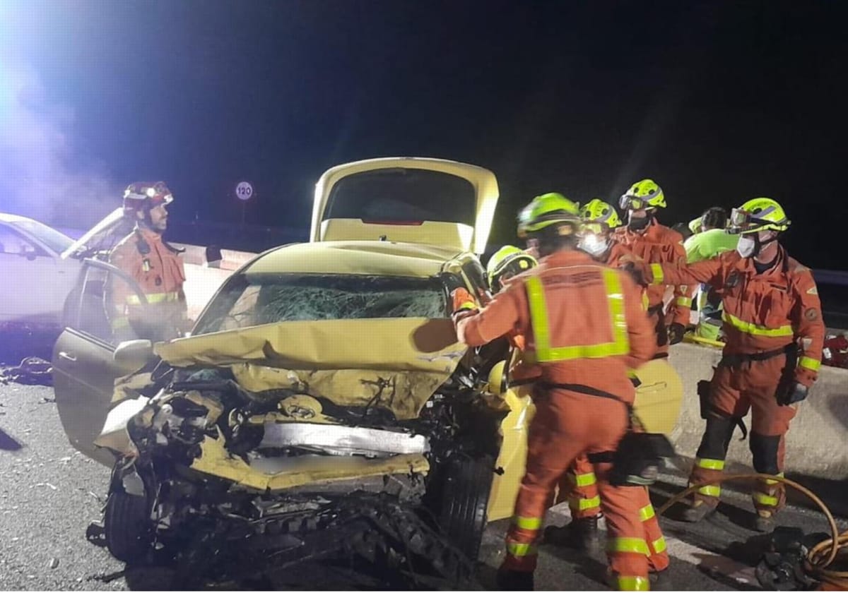 Imagen del vehículo siniestrado este domingo en la AP7 a su paso por Beneixida