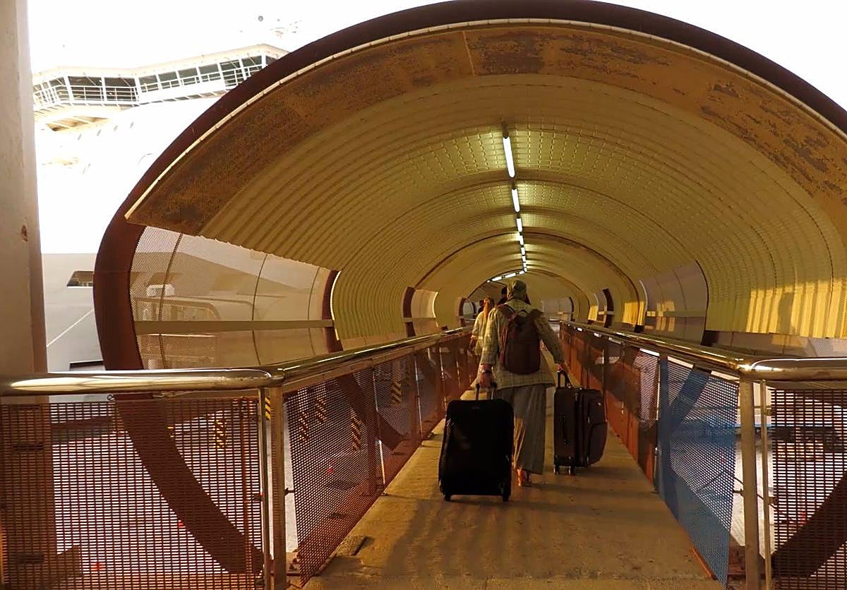 Pasajeros subiendo a los barcos que salen desde el Puerto de Málaga dentro de la OPE