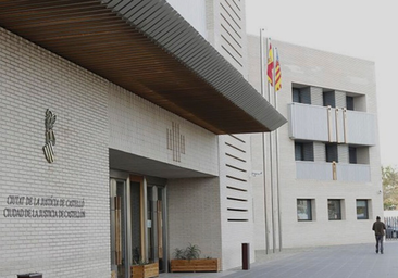 Un hombre se enfrenta a 17 años de cárcel acusado de agresión sexual a dos primas que cuidaban de su bebé