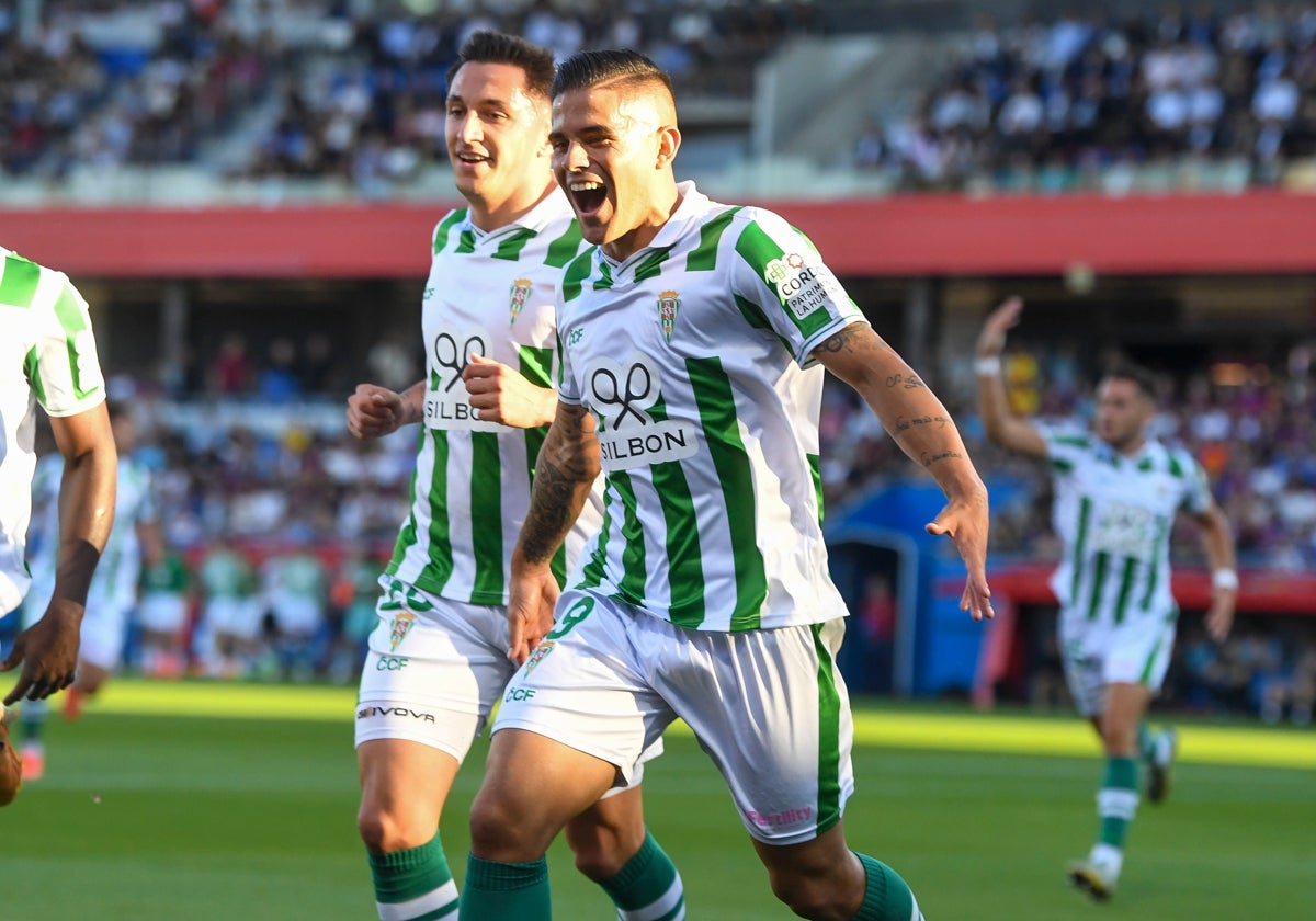 Los jugadores blanquiverdes celebran el primer tanto en el partido de ida en Barcelona