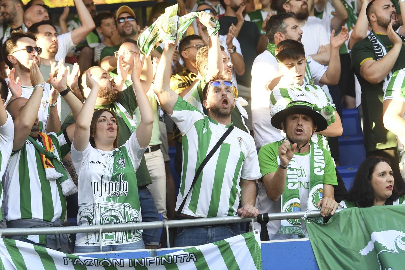 Fotos: la celebración del gol, la afición y las mejores jugadas del FC Barcelona B - Córdoba CF