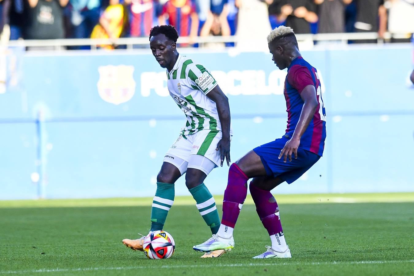 Fotos: la celebración del gol, la afición y las mejores jugadas del FC Barcelona B - Córdoba CF