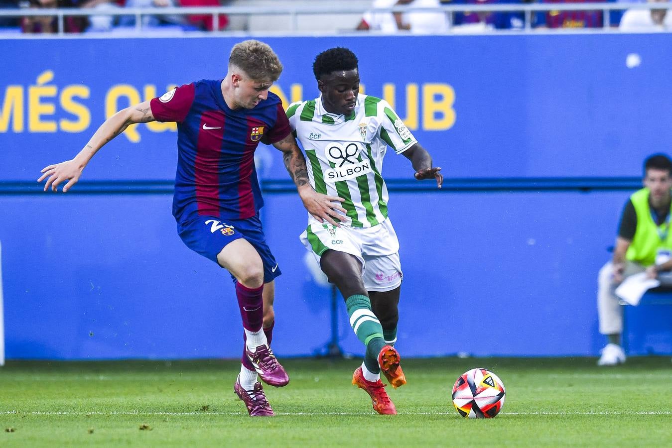 Fotos: la celebración del gol, la afición y las mejores jugadas del FC Barcelona B - Córdoba CF