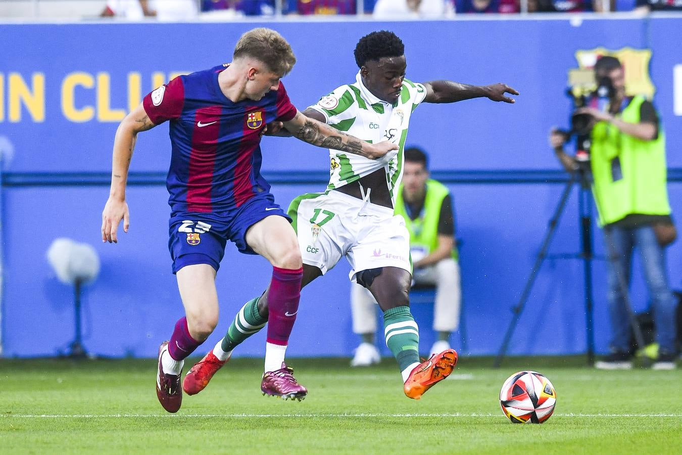 Fotos: la celebración del gol, la afición y las mejores jugadas del FC Barcelona B - Córdoba CF