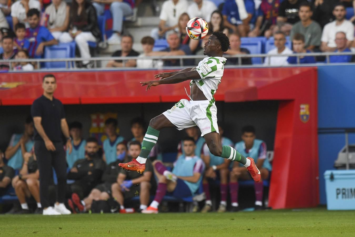 Fotos: la celebración del gol, la afición y las mejores jugadas del FC Barcelona B - Córdoba CF