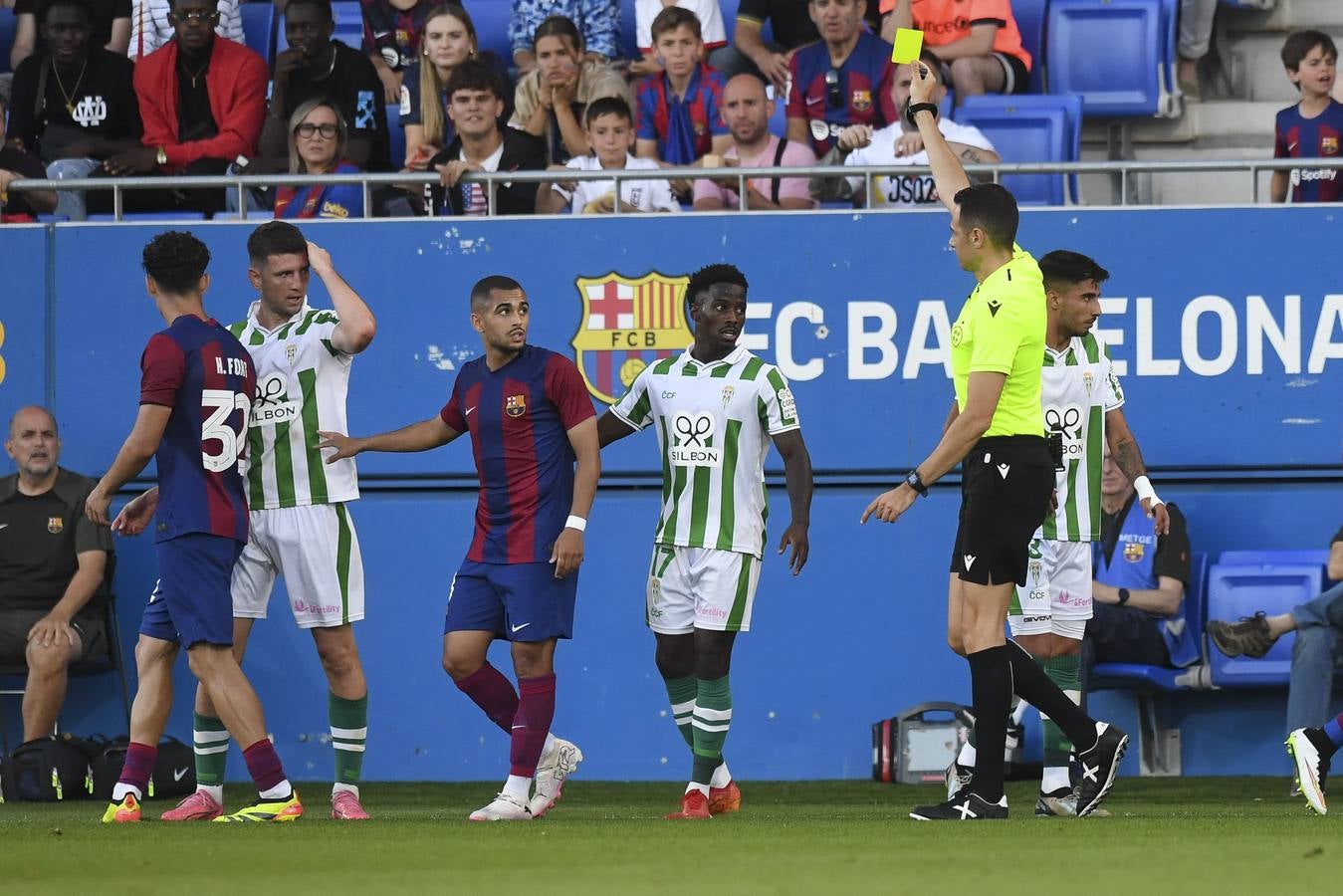 Fotos: la celebración del gol, la afición y las mejores jugadas del FC Barcelona B - Córdoba CF