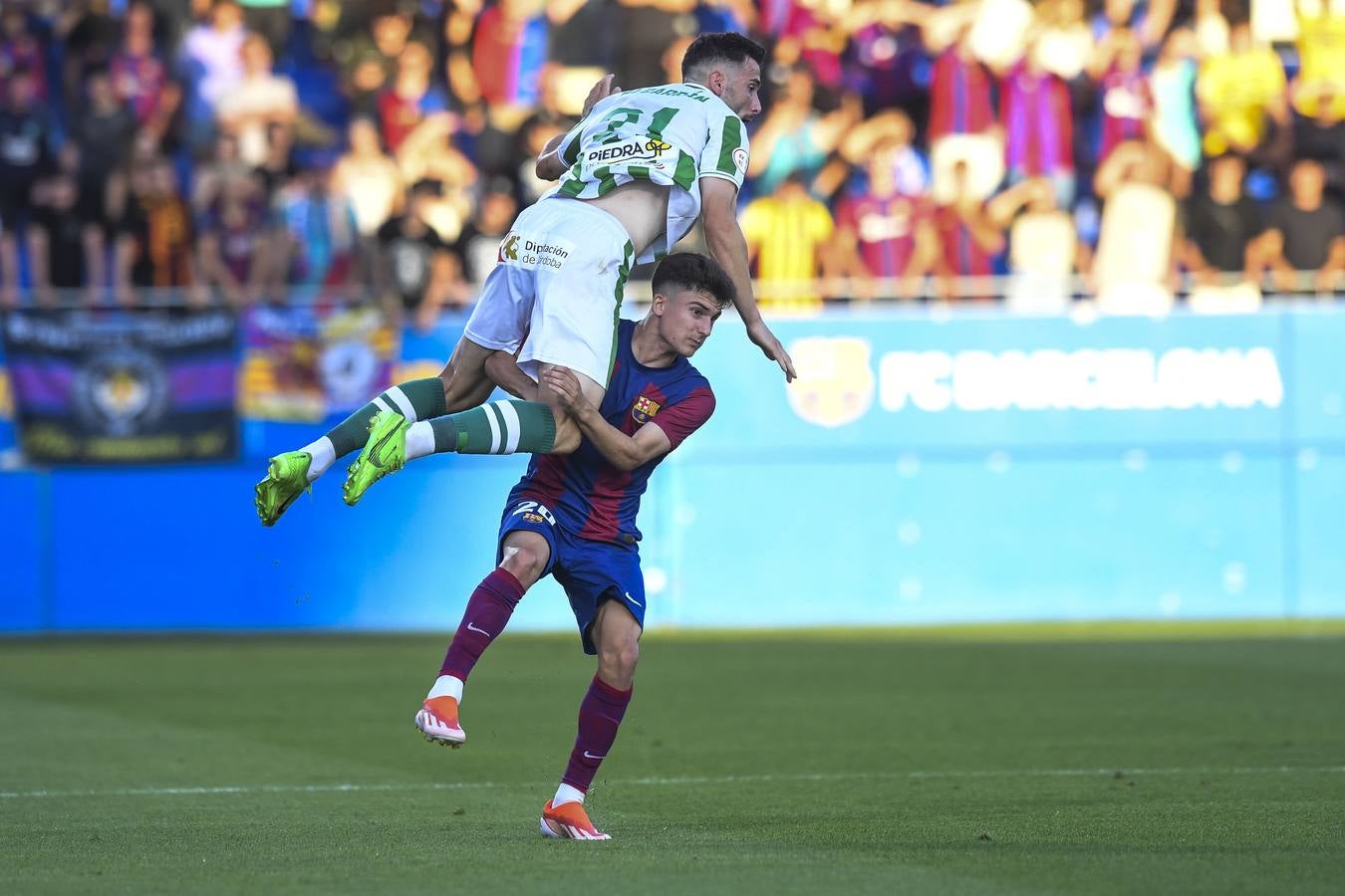 Fotos: la celebración del gol, la afición y las mejores jugadas del FC Barcelona B - Córdoba CF