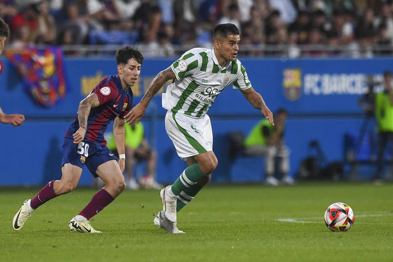 Fotos: la celebración del gol, la afición y las mejores jugadas del FC Barcelona B - Córdoba CF