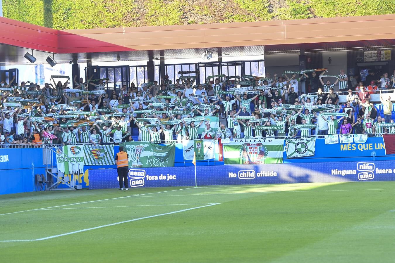 Fotos: la celebración del gol, la afición y las mejores jugadas del FC Barcelona B - Córdoba CF