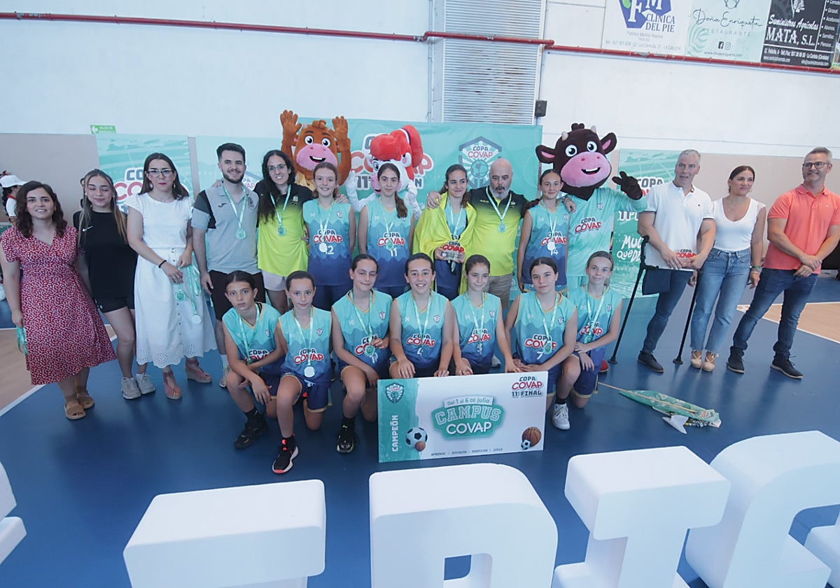 El equipo de baloncesto femenino del colegio Virgen del Carmen