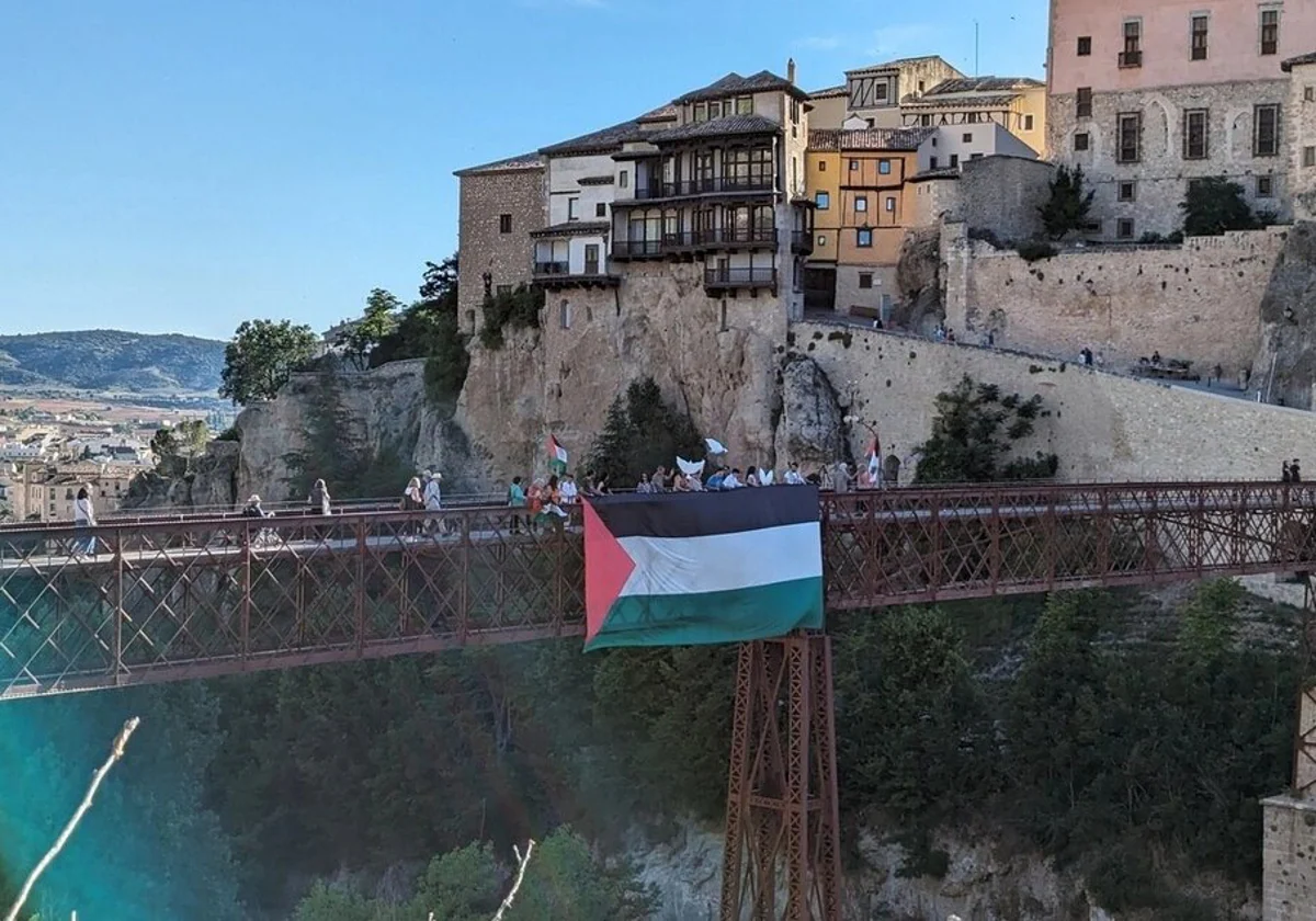 Una gran bandera de Palestina luce en el Puente San Pablo de Cuenca