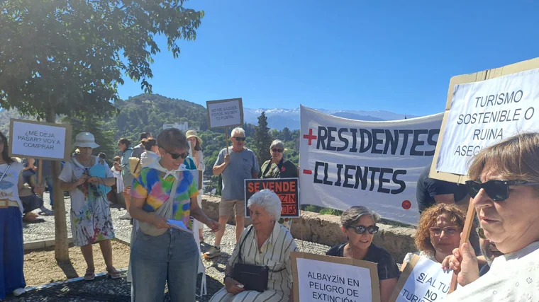 Otro momento de la protesta en el emblemático barrio granadino