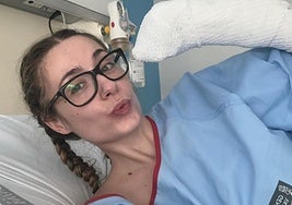 Amputan las manos y los pies a la joven Carla por una bacteria: «Les dijeron a mis padres que se despidieran de mí»