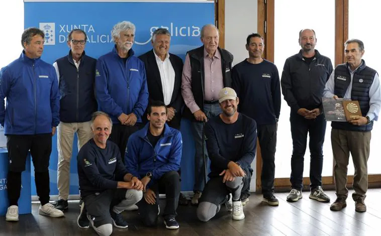 Imagen principal - Don Juan Carlos junto a la tripulación del Bribón durante la ceremonia de entrega de premios de la regata del Trofeo Turismo de Galicia en el Náutico de Sangenjo