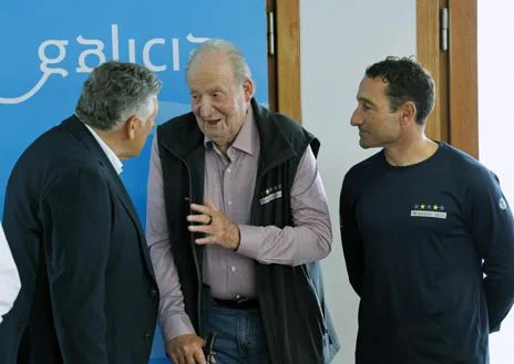 Imagen secundaria 1 - Don Juan Carlos junto a la tripulación del Bribón durante la ceremonia de entrega de premios de la regata del Trofeo Turismo de Galicia en el Náutico de Sangenjo