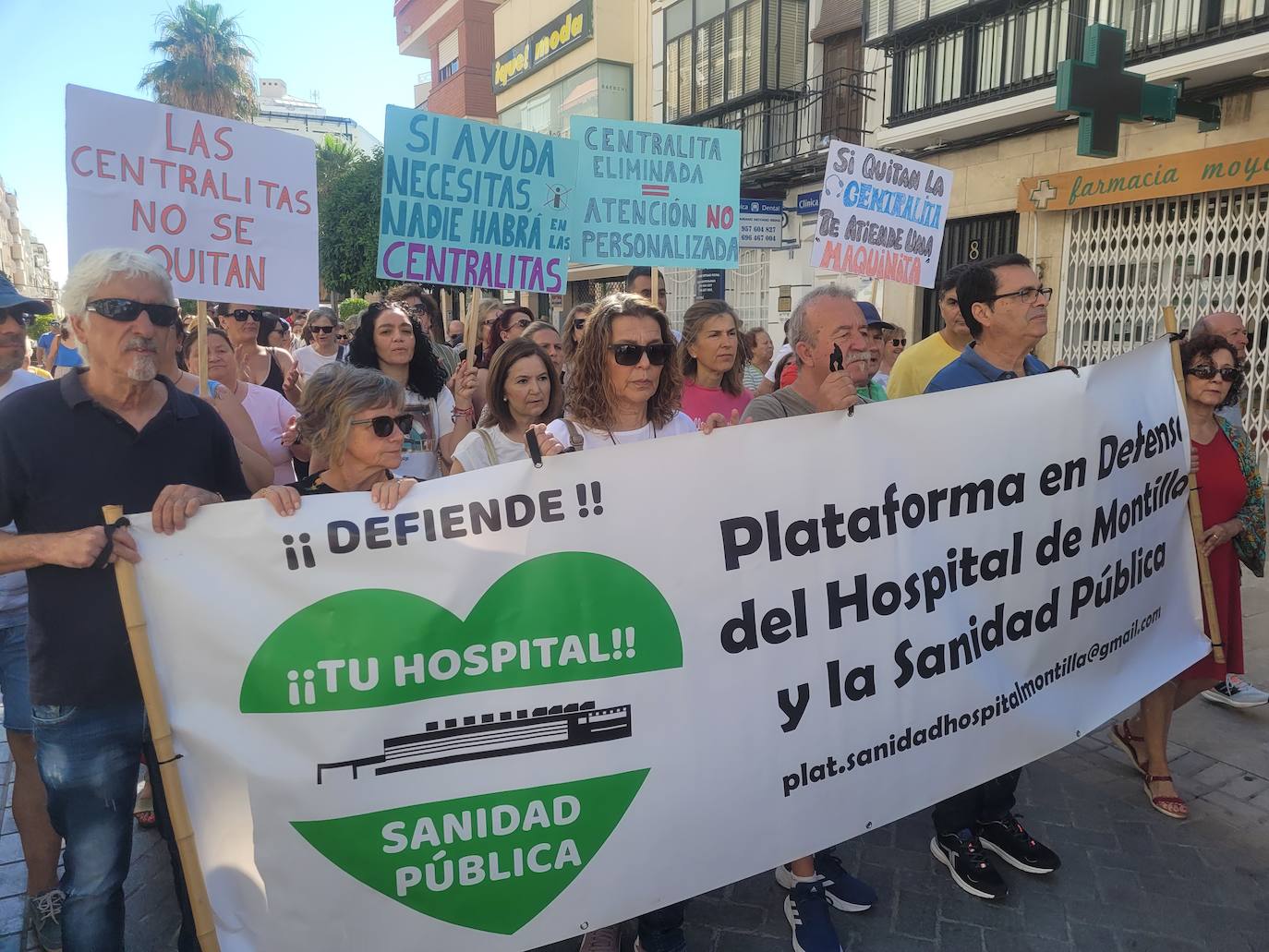 Fotos: la masiva protesta de los vecinos en defensa del Hospital de Puente Genil