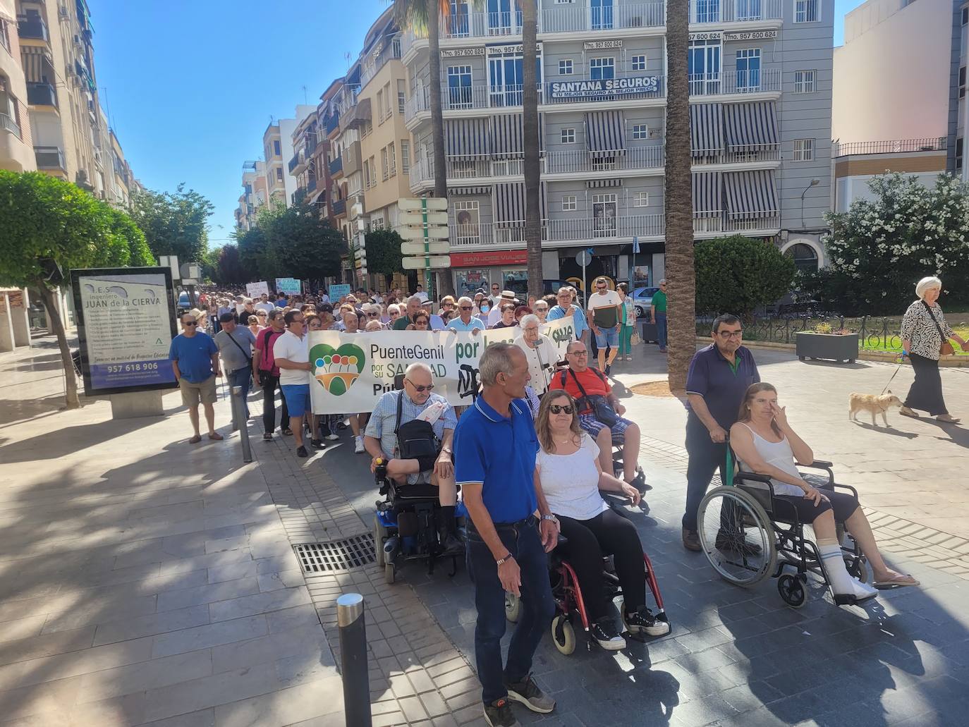 Fotos: la masiva protesta de los vecinos en defensa del Hospital de Puente Genil