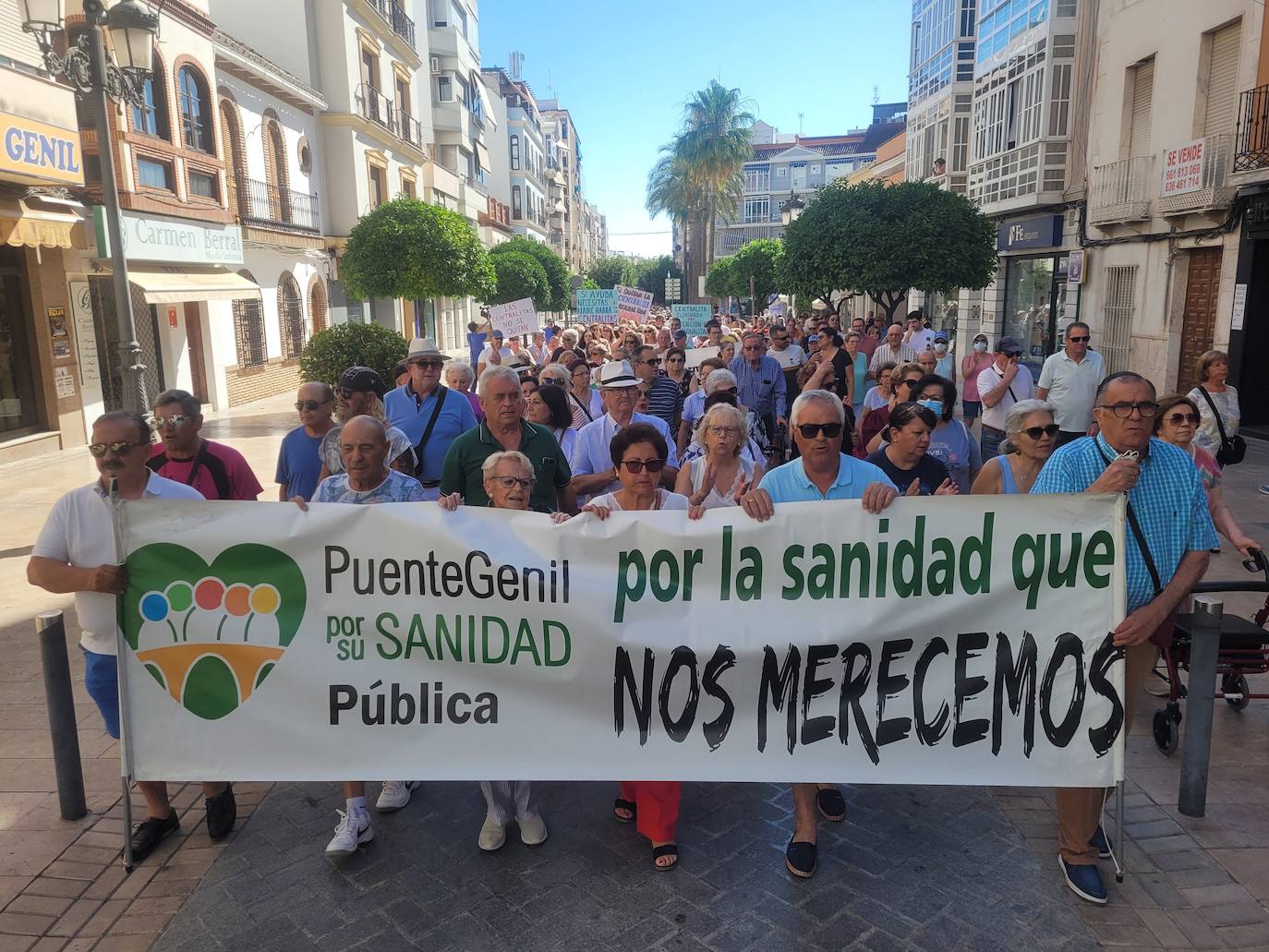 Fotos: la masiva protesta de los vecinos en defensa del Hospital de Puente Genil