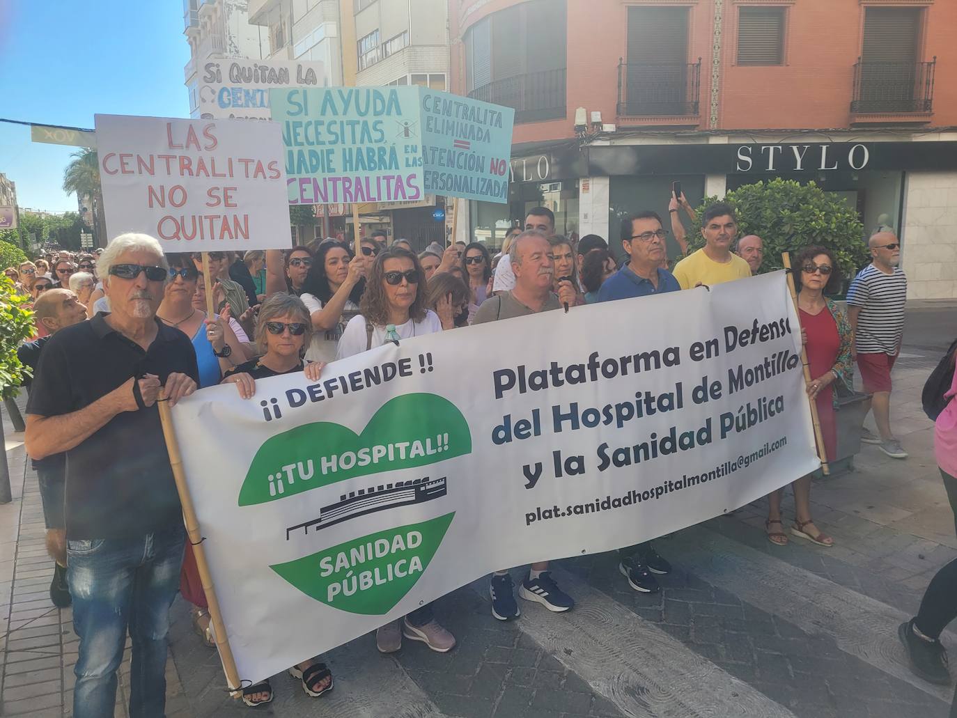 Fotos: la masiva protesta de los vecinos en defensa del Hospital de Puente Genil