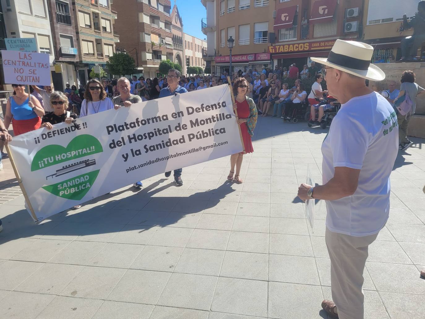 Fotos: la masiva protesta de los vecinos en defensa del Hospital de Puente Genil