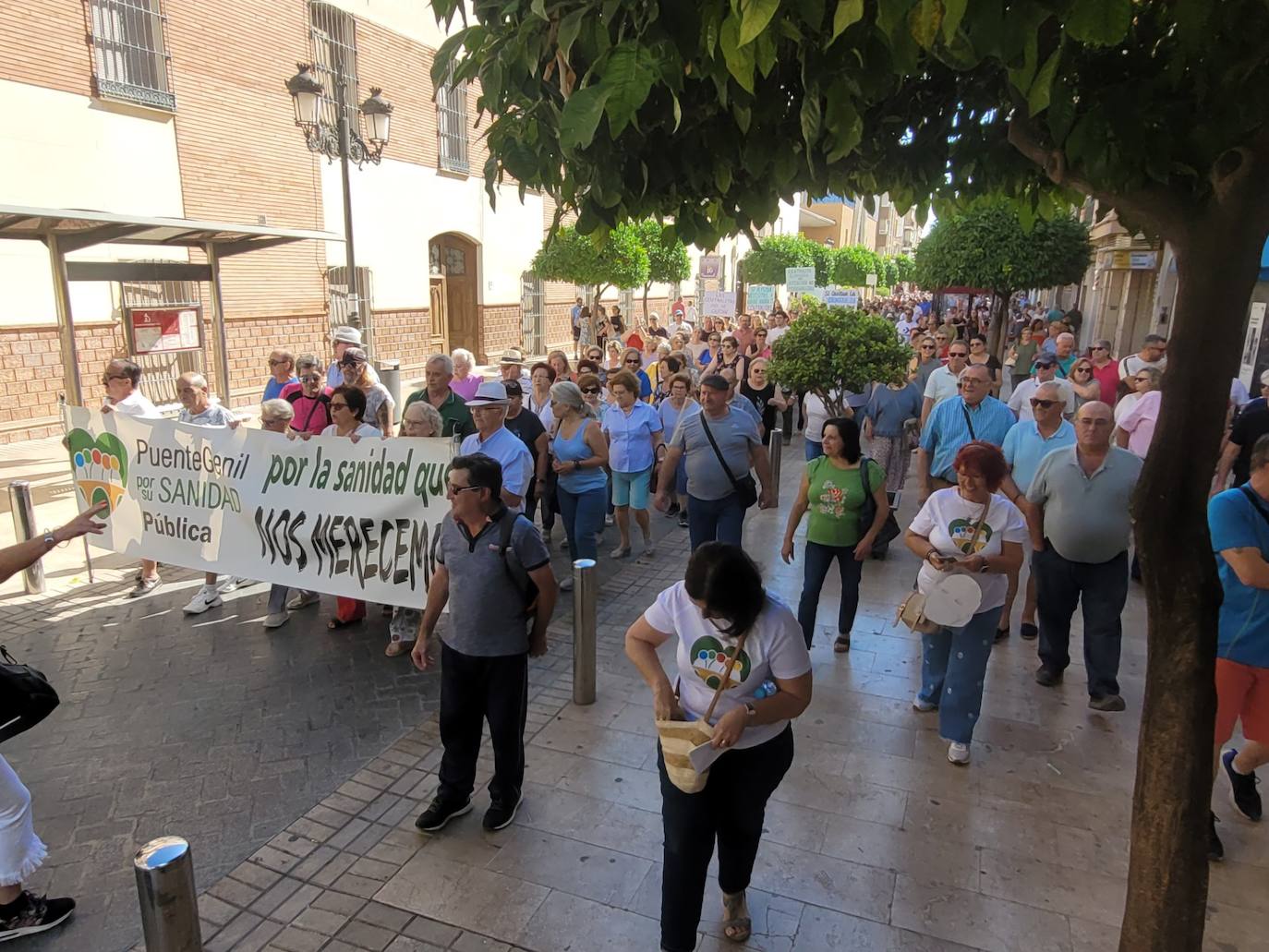 Fotos: la masiva protesta de los vecinos en defensa del Hospital de Puente Genil